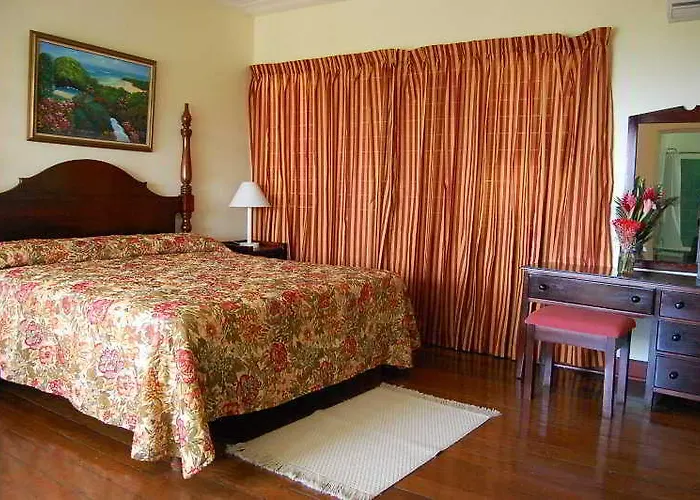 At Shaw Park Gardens & Waterfalls Hotel 3*