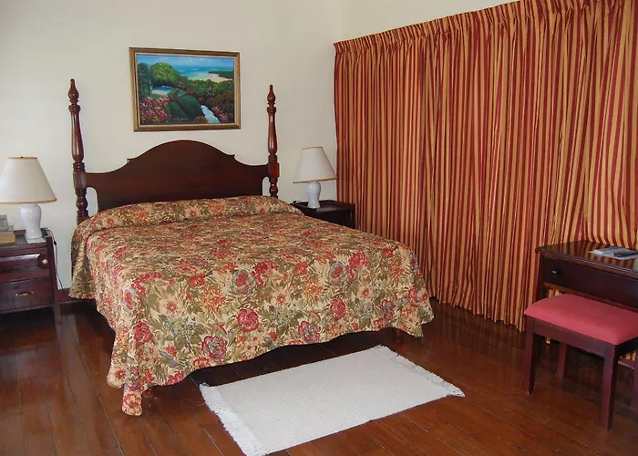 Hotel At Shaw Park Gardens & Waterfalls